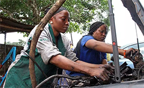 Gender Equality in Guinea: Zwei Automechanikerinnen räumen mit Vorurteilen auf
