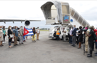 Zusammenarbeit Kuba/Gabun: 162 kubanische Ärzte und Fachkräfte treffen in Libreville ein