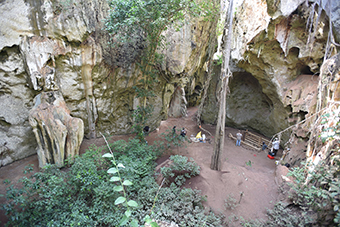 Ältestes menschliches Begräbnis in Afrika: rund 78.000 Jahre alte Kindergrabstätte in Höhle in Kenia entdeckt