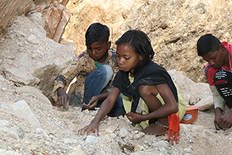 Madagaskar / Indien: Kinder schuften für Kosmetik, Handys und Haushaltsgeräte