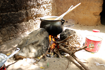 Statt Brennholz: Saubere, ungefährliche und effiziente Kochtechnologien für Mali