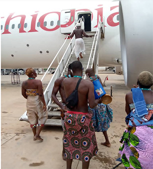 Westafrika / Togo: Ethiopian Airlines ruft Voodoo-Priester zu Hilfe, um eines ihrer Flugzeuge zu „reinigen“