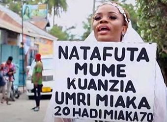 "Ich habe Geld": Frau sucht verzweifelt einen Ehemann auf den Straßen Tansanias