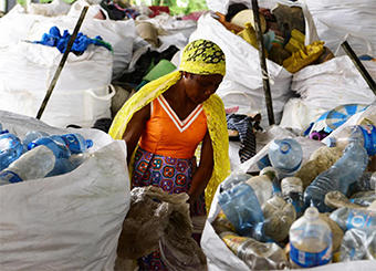 Côte d’Ivoire (Elfenbeinküste): Aus Plastikmüll werden Schulzimmer