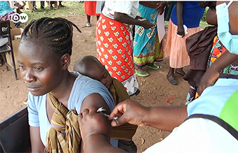 Afrika-TV-Tipp/DW: Impfen unterm Mangobaum - Kenias Kampf gegen Corona