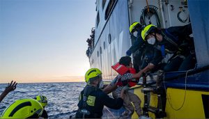 Mittelmeer: SOS Humanity rettet weitere 207 Menschen und benötigt dringend sicheren Hafen für 415 Seenot-Überlebende