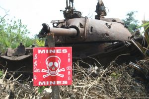 Afrika-Lesetipp/DW/Libyen: Mutige Frauen im Einsatz als Minenräumerinnen