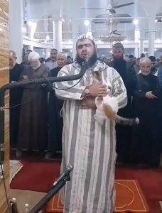 Köstliches Video aus Algerien: Katze springt auf Imam während der Live-Übertragung des Ramadan-Gebets