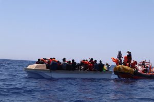 Libysche Küstenwache feuert Schüsse in unmittelbarer Nähe einer Rettungsmannschaft ab