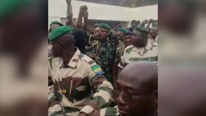 Staatsstreich in Gabun: General Brice Oligui Nguema von Hunderten gefeiert