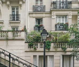 Paris / Gabun: Kommunistische Abgeordnete wollen das unrechtmäßig erworbene Immobilienvermögen der Bongos in Sozialwohnungen umwandeln