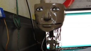 Junger Mann aus der Côte d’Ivoire entwickelt mit KI betriebenen Roboter