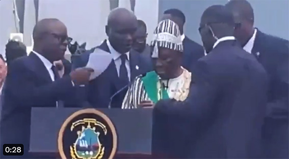 Altersschwäche? Liberias neuer Präsident (79) kann seine Amtseinführungsrede nicht zuende führen