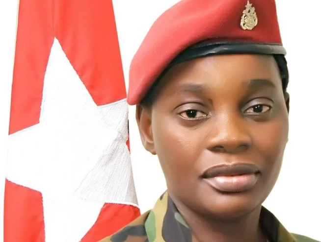 Lesetipp/SZ: Wie Liberias Soldatenfrauen den Verteidigungsminister stürzen