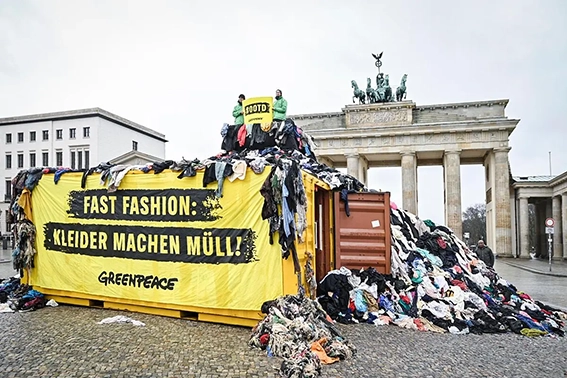 Greenpeace-Recherche und Demo: Afrikas Textilmüll ist unsere Verantwortung