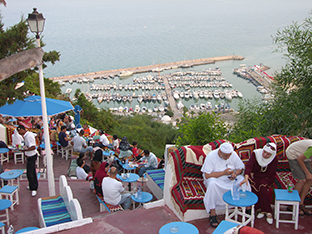 Lesetipp/tesaaworld.com: Die Schiffe der "Weltweiten Widerstandsflotte" erreichen den Hafen von Sidi Bou Said in Tunesien zur Vorbereitung auf den Kurs nach Gaza
