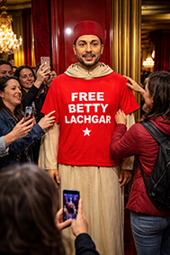 Marokko – Blasphemie: König Mohammed VI. in Paris von Unterstützerinnen der Aktivistin Betty Lachgar ins Visier genommen