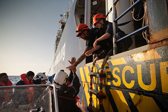 Libysche Milizen beschießen Rettungsschiff der Justice Fleet, drohen Besatzung und Überlebende nach Libyen zu entführen